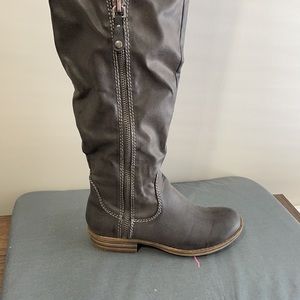 Never worn Steve Madden boots